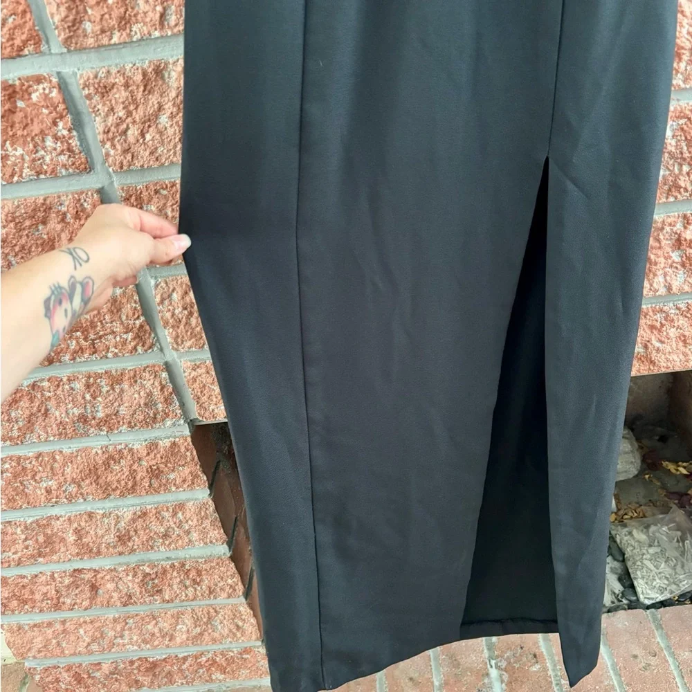 Elegant Black Evening Dress - Picture 4 of 13